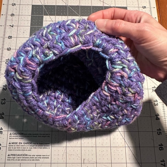 Handmade hat purple pastel colors ponytail hole acrylic - Picture 5 of 5